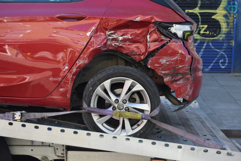 Roter PKW wird nach Unfall sicher auf einem Abschleppwagen des H&H Abschleppdienst befestigt