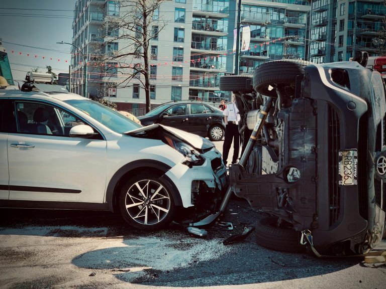 Verkehrsunfall auf städtischer Straße mit umgekipptem Fahrzeug – professionelle Bergung durch H&H Abschleppdienst